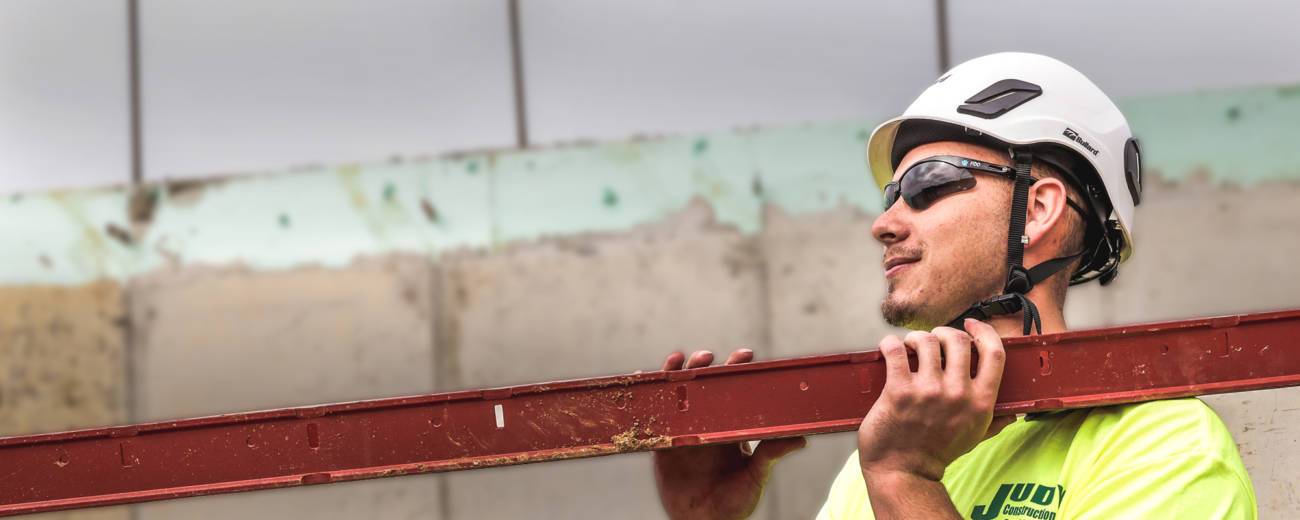 Worker wearing a CEN10 helmet